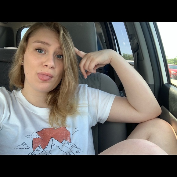 Meet Your Posher, Maddie! Posh Ambassador 💕 - Picture 1 of 5